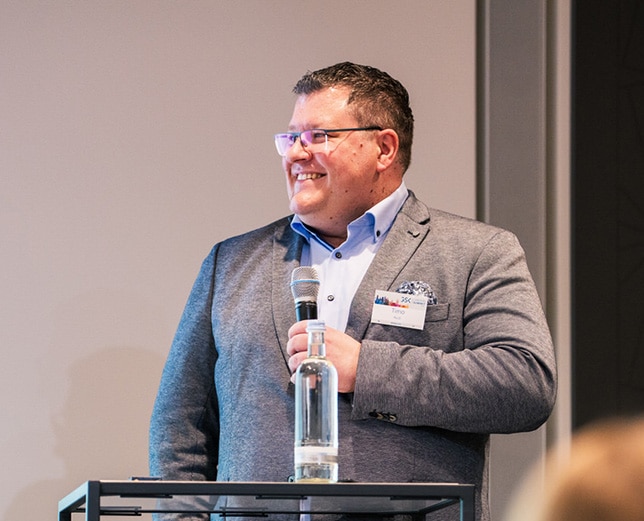 Rechtsanwalt Timo Aust von GSK Stockmann bei einem Vortrag